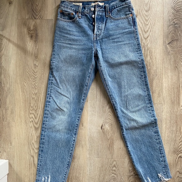 Levi’s Wedgie Light Wash - Picture 1 of 7